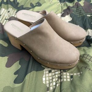Cushionaire Tan Studded Platform Clogs 8.5 NWOT